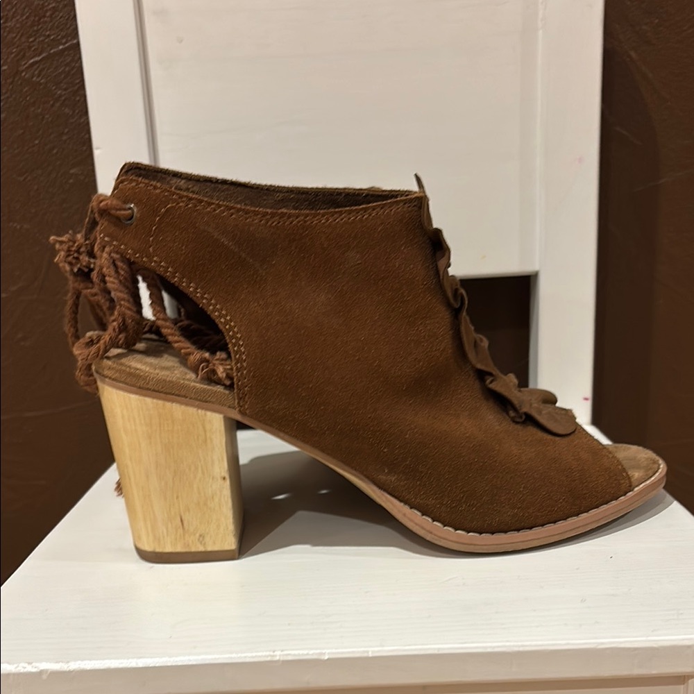 Brown Ruffle Open-Toe Women's Shoes - Picture 2 of 4